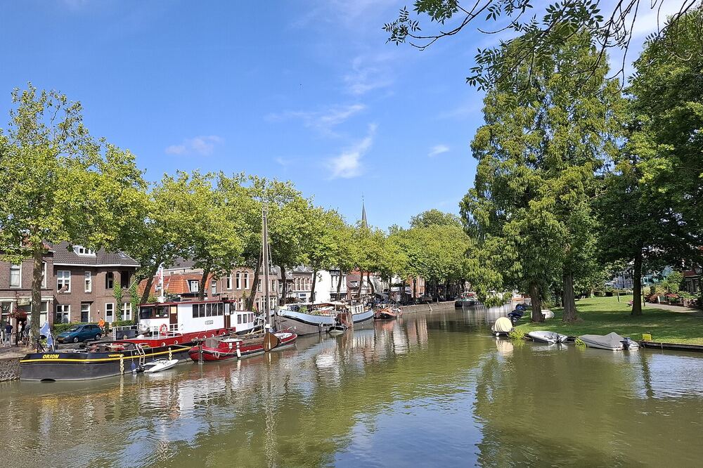 Historische schepen en gevels aan de Dorpsstraat in Vreeswijk, Nieuwegein